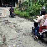 Warga Keluhkan Jalan Rawa Girang