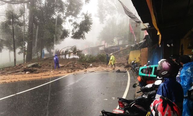 Longsor di 4 Titik, Jalur Puncak Ditutup Total Longsor di 4 Titik, Jalur Puncak Ditutup Total