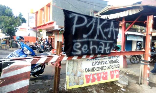 Perlintasan Ditutup Warga Protes Perlintasan Ditutup Warga Protes