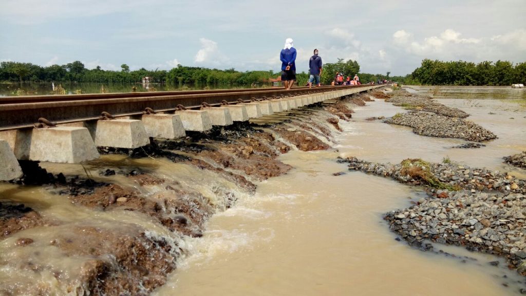 Rel Tergenang Banjir, 33 Kereta Api Terganggu