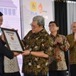 Aher Terima Sertifikat MURI