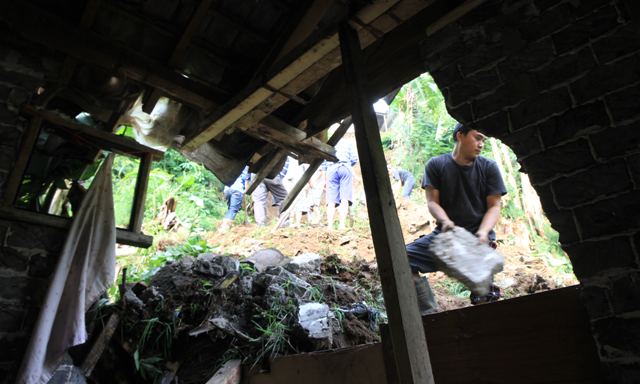 Longsor Tutup Akses Maribaya