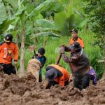Kemensos Datangi Korban Lonsor