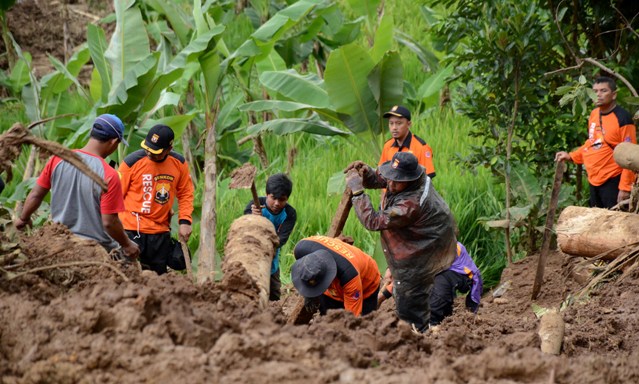 Kemensos Datangi Korban Lonsor