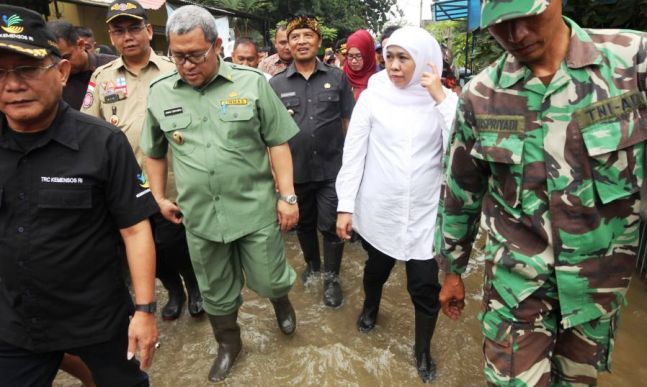 Berikan Makanan Kaleng untuk Korban Banjir