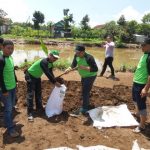 Antisipasi Terjadi Banjir Warga Buat Tanggul