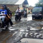 Jalan Raya Cililin Rusak dan Berlubang