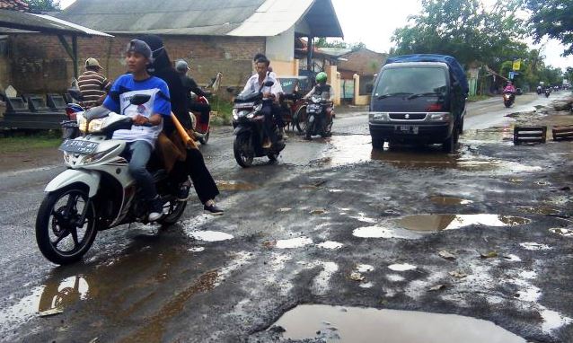 Jalan Raya Cililin Rusak dan Berlubang