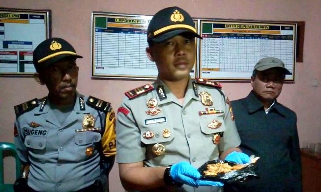 Diduga Makan Ayam Suwir Puluhan Warga Keracunan