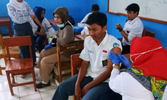 Siswa SMAN 1 Cikancung Ngantri di Imunisasi Difteri
