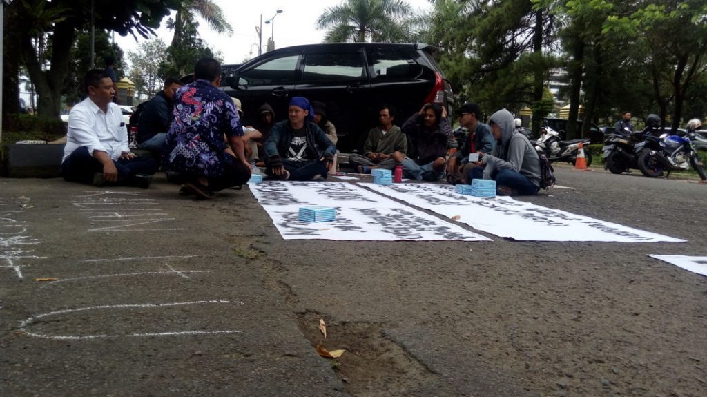 Mahasiswa Tuding Dewan Melempem Mahasiswa Tuding Dewan Melempem