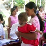 Seorang ibu membawa anak balitanya ke Posyandu. (Foto: Istimewa)