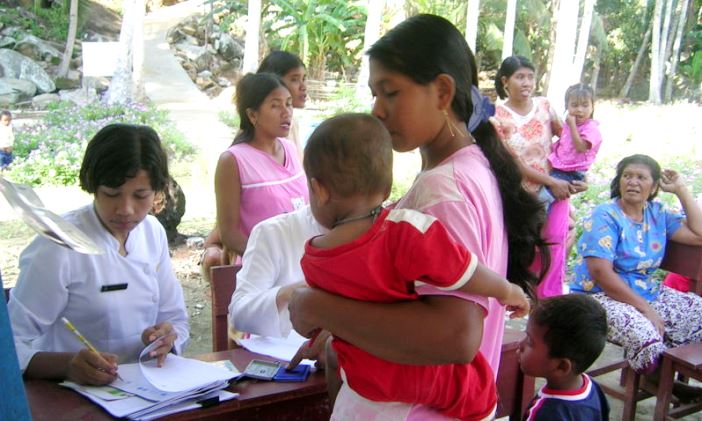 27 Kasus Gizi Buruk Ditemukan Seorang ibu membawa anak balitanya ke Posyandu. (Foto: Istimewa)