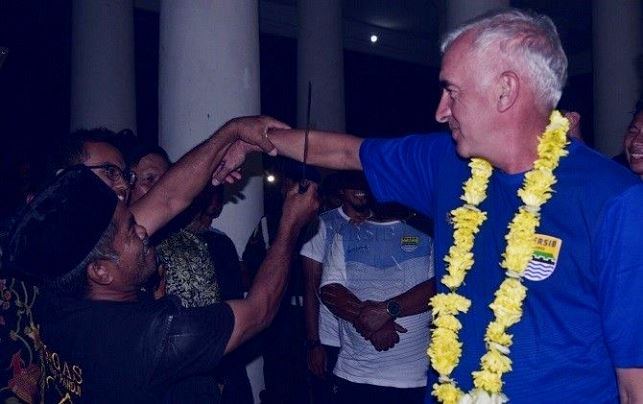 Pelatih Persib Bandung Disambut Sabetan Golok