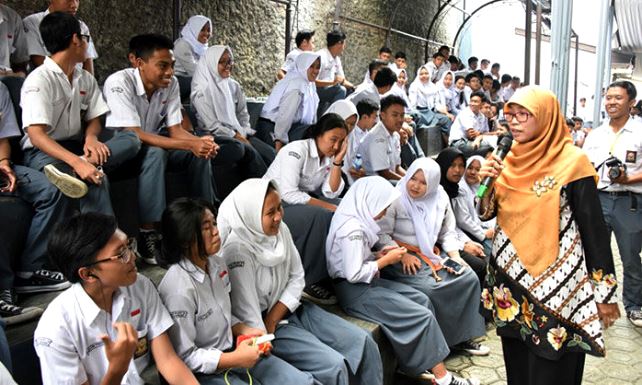 Perempuan Perlu Pendidikan Tangguh Perempuan Perlu Pendidikan Tangguh
