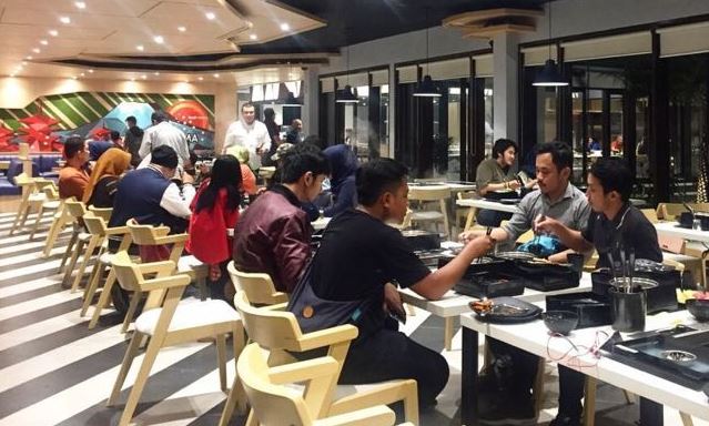 Bersantap Shabu dan BBQ di Lesehan Dekat Kolam Ikan Bersantap Shabu dan BBQ di Lesehan Dekat Kolam Ikan