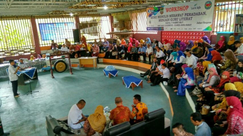 Usai Dilantik Langsung Workshop Menulis