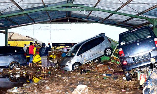 Banjir Seret 17 Mobil