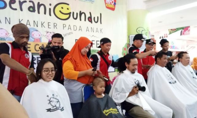Rela Botak Demi Penderita Kanker Rela Botak Demi Penderita Kanker