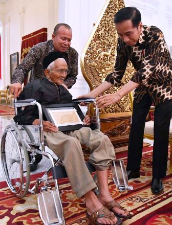 Nyak Sandang, Penyumbang Pembelian Pesawat Pertama Indonesia
