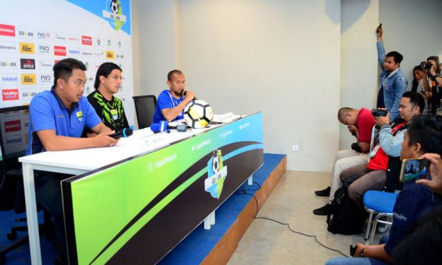 Perdana, Tanpa Pelatih Kepala