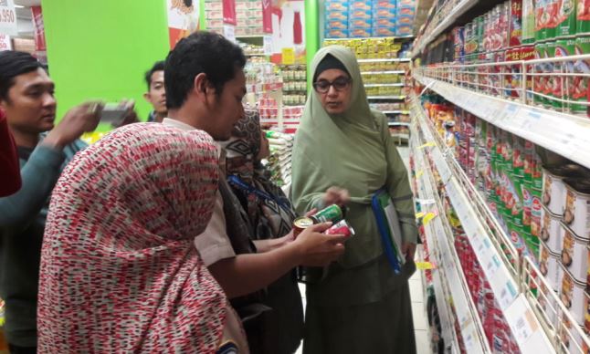 Lakukan Sidak Makanan Kaleng