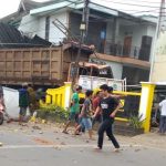 Dua Tewas, Dump Truk Hantam Kantor Desa