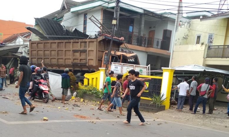 Dua Tewas, Dump Truk Hantam Kantor Desa Dua Tewas, Dump Truk Hantam Kantor Desa