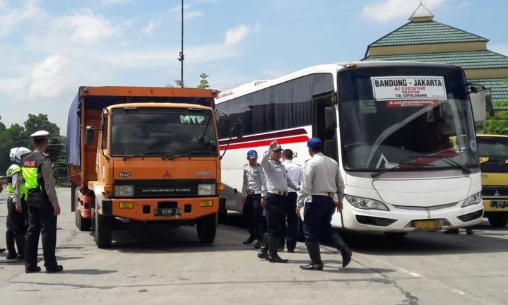Dishub Lakukan Pengecekan Kelengkapan Kendaraan Dishub Lakukan Pengecekan Kelengkapan Kendaraan