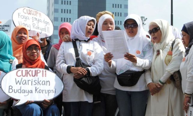 Perempuan Terlibat Mengawasi