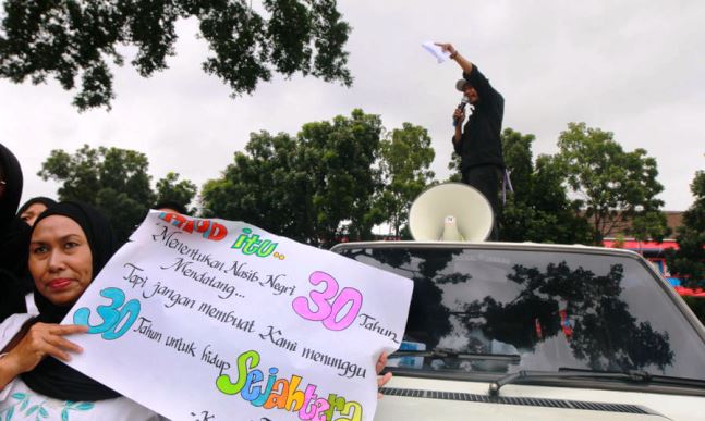 Pakai TNT, Guru Honor Protes Pakai TNT, Guru Honor Protes