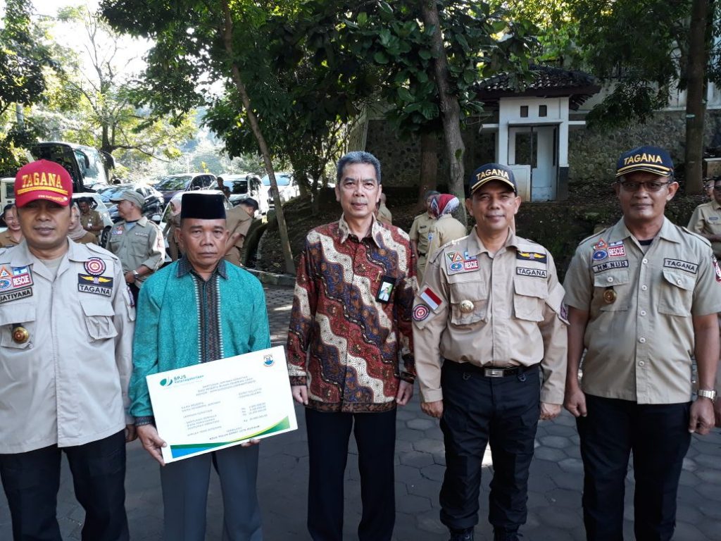 Ajay Menyerahkan Santunan Kematian Bpjs Ketenagakerjaan Kepada Juru Parkir Ajay Menyerahkan Santunan Kematian Bpjs Ketenagakerjaan Kepada Juru Parkir