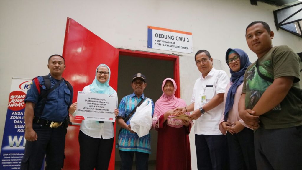 Pertamina Bantu Rifai, Petugas Damkar yang Terluka saat Selamatkan warga Kebakaran