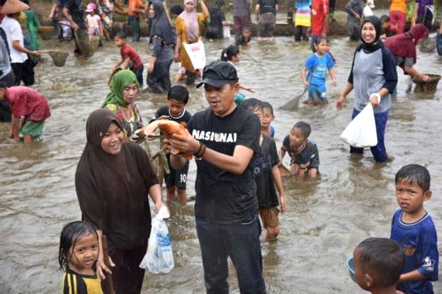 Demul Ajak Warga ‘Ngagubyag’ Empang Demul Ajak Warga ‘Ngagubyag’ Empang