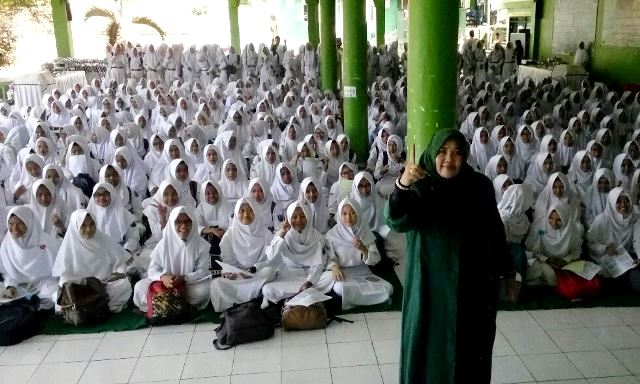 Pelajar Perempuan SMKN 2 Ikut Manasik