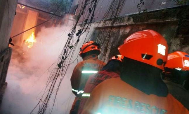 Bangunan ‘Misterius’ Ludes Terbakar Bangunan ‘Misterius’ Ludes Terbakar