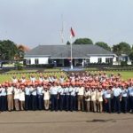 Danlanud Husein Sastranegara Kolonel Pnb M. Iman Handojo, S.IKom, berfoto bersama dengan seluruh anggotanya usai acara pembagian helm berstandar SNI kepada seluruh anggota Lanud Husein Sastranegara, kemarin (4/4).