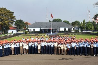 Untuk Keseragaman Danlanud Husein Sastranegara Bagikan Helm SNI Danlanud Husein Sastranegara Kolonel Pnb M. Iman Handojo, S.IKom, berfoto bersama dengan seluruh anggotanya usai acara pembagian helm berstandar SNI kepada seluruh anggota Lanud Husein Sastranegara, kemarin (4/4).