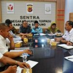 Stiker Paslon Diangkot Melanggar Aturan