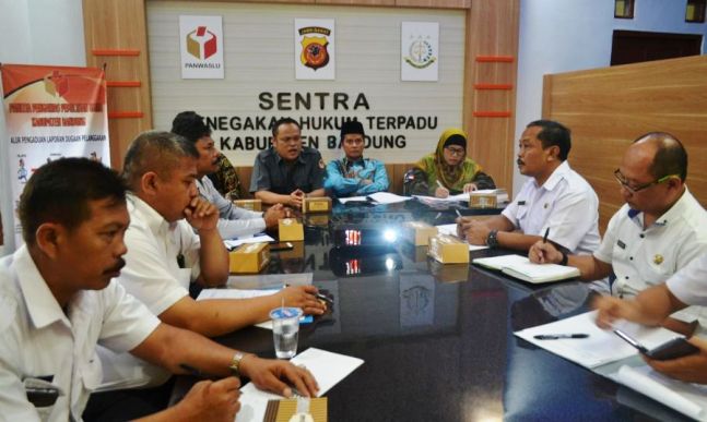 Stiker Paslon Diangkot Melanggar Aturan