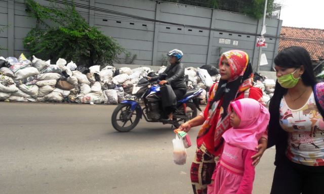 Sampah Numpuk di Jalan