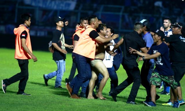 Berakhir Rusuh, Jidat Gomez Berdarah