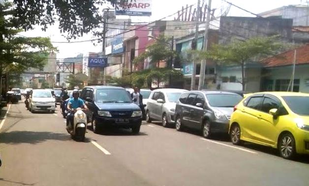 Parkir di Bahu Jalan Sebabkan Macet Parkir di Bahu Jalan Sebabkan Macet