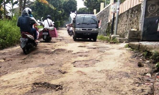 Akses Jalan ke Pemkab Rusak 