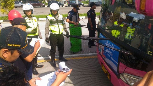 Kendaraan Umum di Jalur Wisata Diperiksa