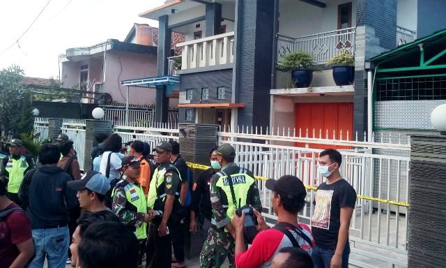 Rumah Mewah Penjual Miras Disegel Rumah Mewah Penjual Miras Disegel