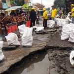 Trotoar Jebol Akibat Banjir dan Sampah
