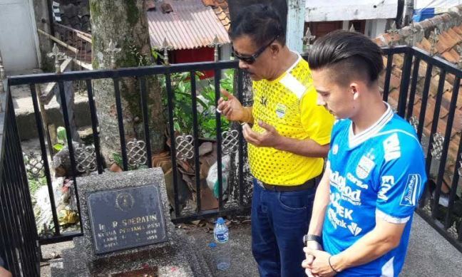 Umuh dan Kim Ziarah ke Makam Soeratin