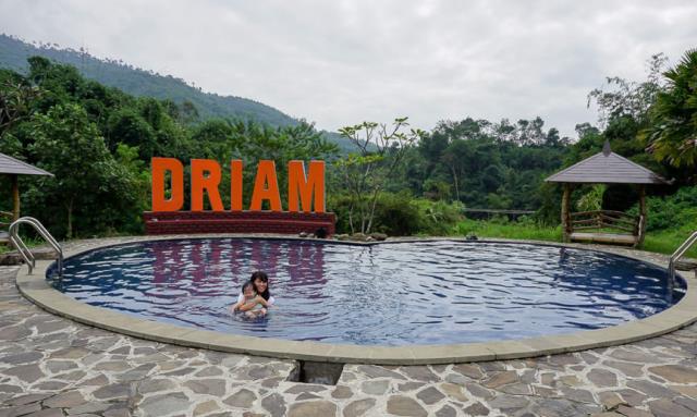 Banyak Bangunan Komersil Ilegal Banyak Bangunan Komersil Ilegal