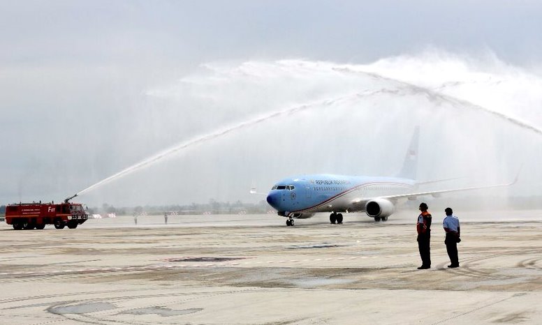 Jokowi Disambut Water Salute Jokowi Disambut Water Salute